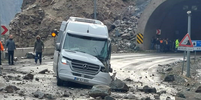 Artvin'de Heyelan: Kayalar Yolcuların Üstüne Düştü