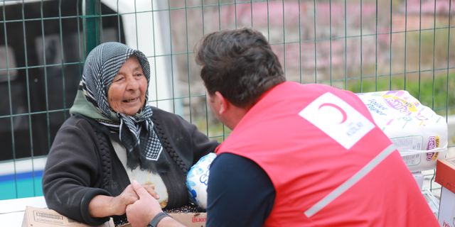 Kızılay’ın Afet Bölgelerindeki Beslenme Hizmeti ve Yardımları Aralıksız Sürüyor