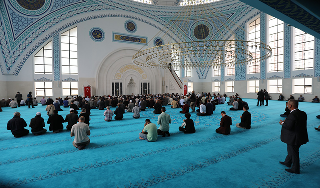 FATİH SULTAN MEHMET CAMİİ DUALARLA AÇILDI