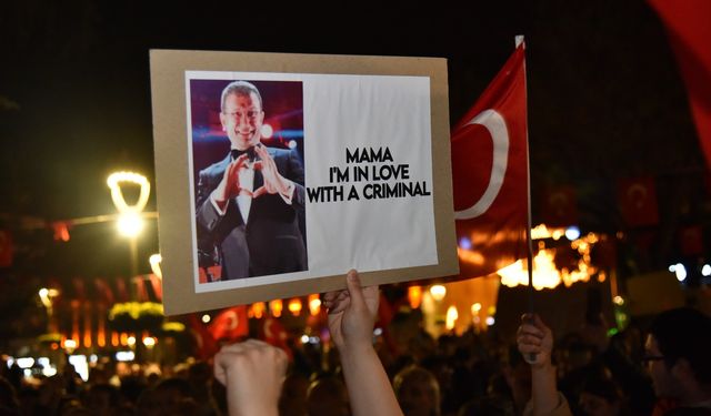 TRABZON'DA YÜZLERCE VATANDAŞ "İMAMOĞLU'NA ÖZGÜRLÜK" SLOGANLARIYLA YÜRÜDÜ