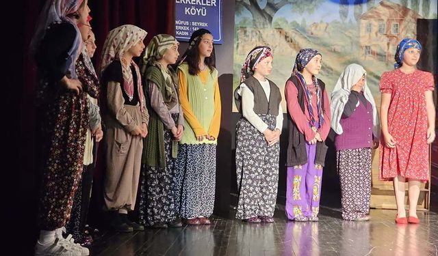 AKÇAABAT'TA “ERKEKLER KÖYÜ-MİHRİBAN" TİYATRO OYUNU SAHNELENDİ