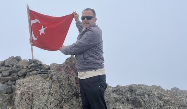"3082 METRE YÜKSEKLİKTE TÜRK BAYRAĞI"