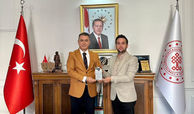 “TRABZONLU SANATÇI MAHİR ELVAN’A ANLAMLI PLAKETLER”