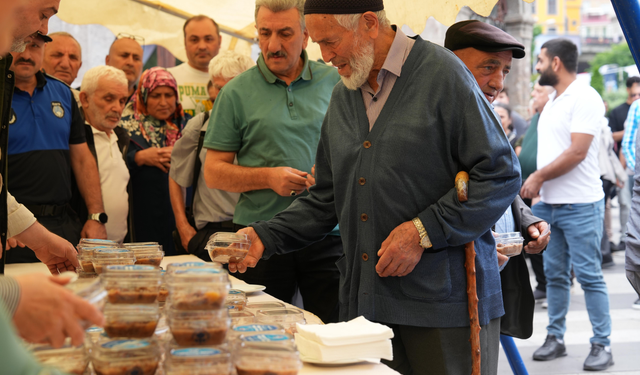 "BÜYÜKŞEHİR’DEN VATANDAŞLARA AŞURE İKRAMI"