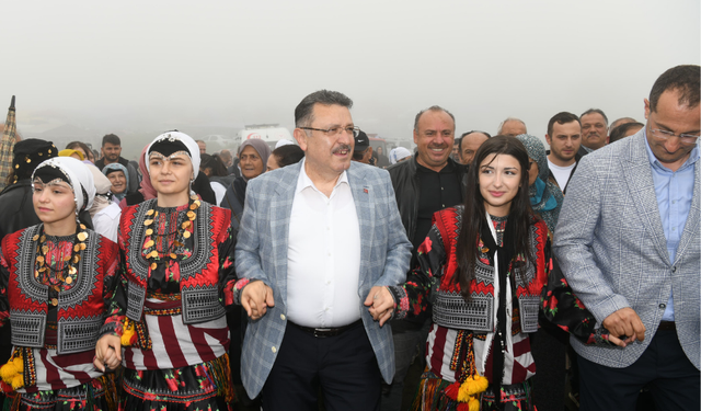 "BAŞKAN GENÇ’TEN HIDIRNEBİ YAYLA ŞENLİĞİ’NDE HİZMET SÖZÜ"