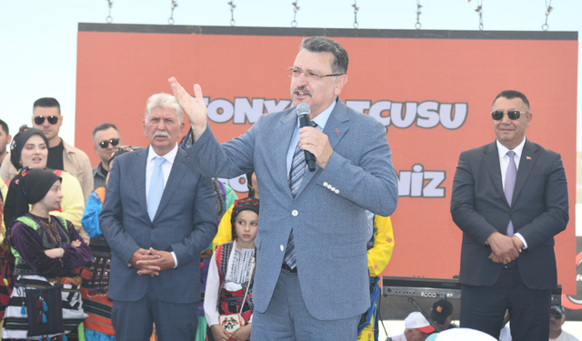 "KADIRGA OTÇU ŞENLİĞİ’NDE BAŞKAN GENÇ’TEN YOL MÜJDESİ"