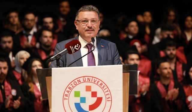 "BAŞKAN GENÇ, HUKUK FAKÜLTESİ MEZUNLARINA TAVSİYELERDE BULUNDU"