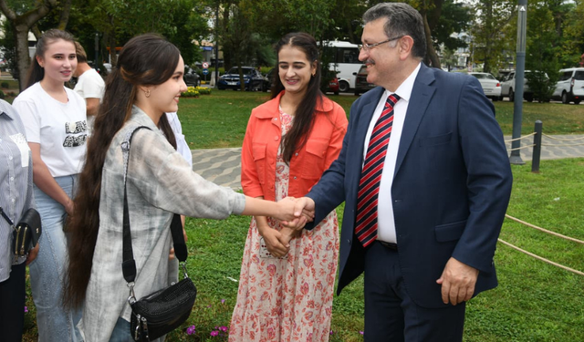 "BAŞKAN GENÇ, ÖZBEK ÖĞRENCİLERLE YEMEKTE BULUŞTU"