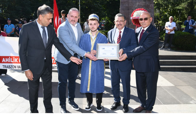 "BAŞKAN GENÇ: "ESNAFIMIZIN HER ZAMAN YANINDAYIZ"