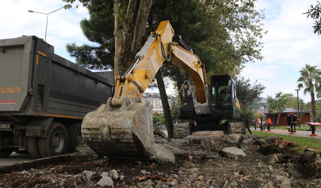 "AKÇAABAT’TA YAYA KONFORU İÇİN KALDIRIM DÜZENLEME ÇALIŞMALARI BAŞLADI"