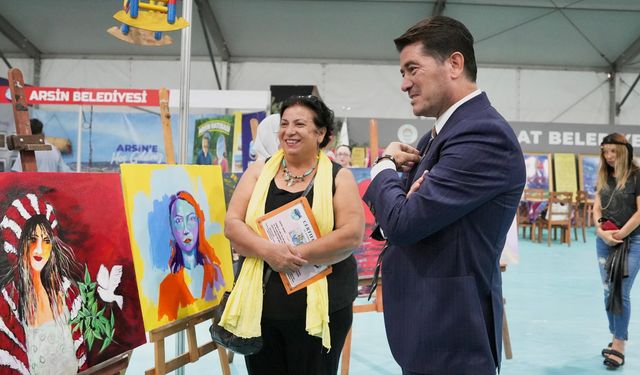 "BAŞKAN KAYA, ULUSLARARASI KADIN SANATÇILAR RESİM SERGİSİNİ GEZDİ"