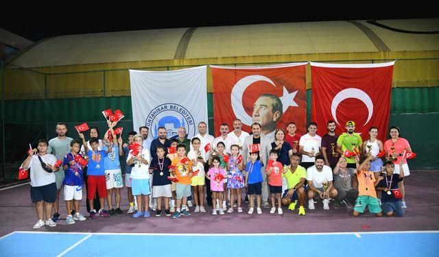 "ZAFER BAYRAMI TENİS KUPASI’NDA DERECEYE GİRENLERE ÖDÜLLERİ VERİLDİ"