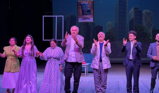 "TRABZONLU YÖNETMENİN ‘’ELİGULU EVLENİR’’ OYUNU DAĞISTAN’DA SAHNELENDİ"