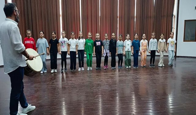 "AKÇAABAT BELEDİYESİ SANAT AKADEMİSİNDE YENİ KURSLAR BAŞLADI"