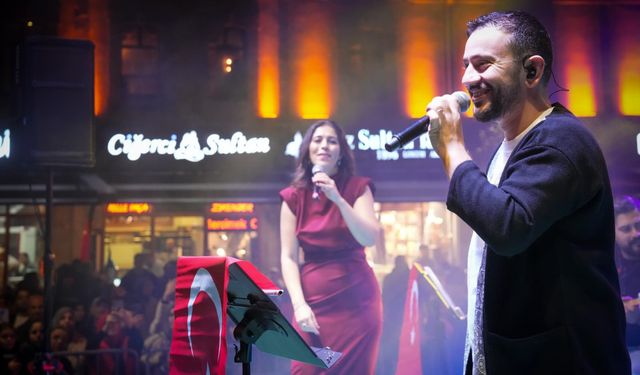 "TRABZON MEYDANI KIRMIZI BEYAZA BÜRÜNDÜ"