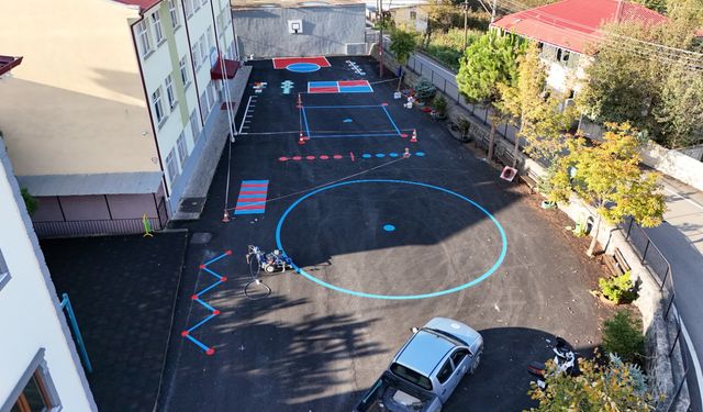 "ORTAHİSAR BELEDİYESİ OKUL BAHÇELERİNİ EĞLENCELİ OYUN ALANLARINA DÖNÜŞTÜRÜYOR"