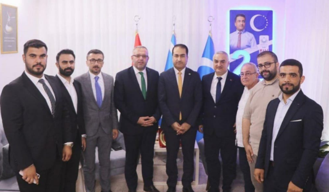 "TRABZON'DAN GELEN TÜRK BAYRAKLI PLAKETİ YAKMAK İSTEDİLER"