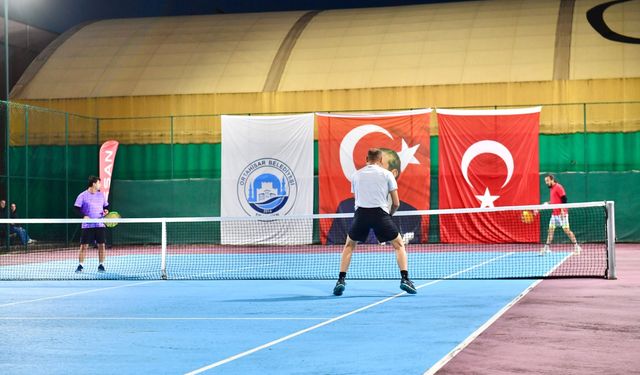 "CUMHURİYET TENİS TURNUVASI’NDA ÖDÜLLER SAHİPLERİNİ BULDU"