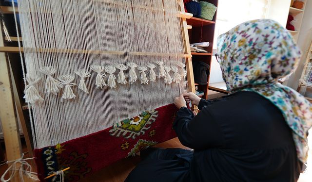 "KADINLARIN ELİNDEN SANATA VE KAZANCA UZANAN YOL HALI VE KİLİM KURSU"