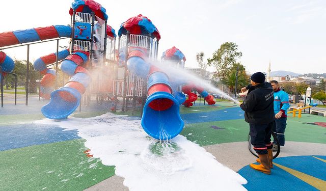 "AKÇAABAT’TA PARKLAR TEMİZLENDİ, ÇOCUKLAR İÇİN GÜVENLİ OYUN ALANLARI HAZIRLANDI"