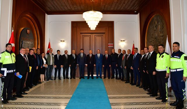 "KIŞ MEVSİMİ TRAFİK TEDBİRLERİ KOORDİNASYON TOPLANTISI VALİ YILDIRIM BAŞKANLIĞINDA YAPILDI"