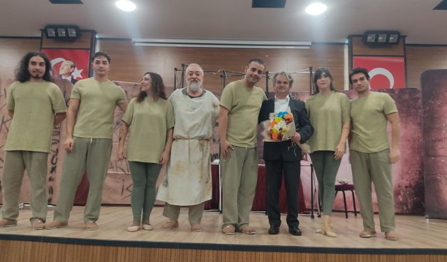 "KESK TRABZON ŞUBELERİ’NDEN TİYATRO LUMİERE EKİBİNE TEŞEKKÜR"