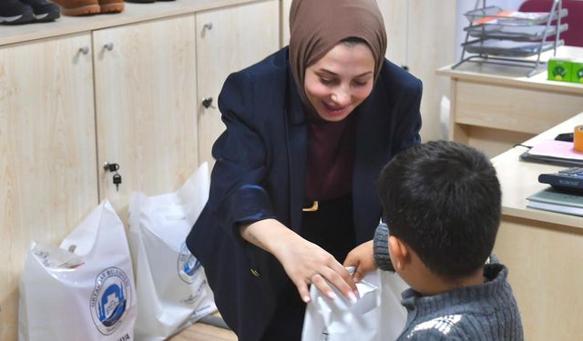 "ORTAHİSAR BELEDİYESİ'NDEN ÇOCUKLARA KIŞLIK MONT VE BOT DESTEĞİ"