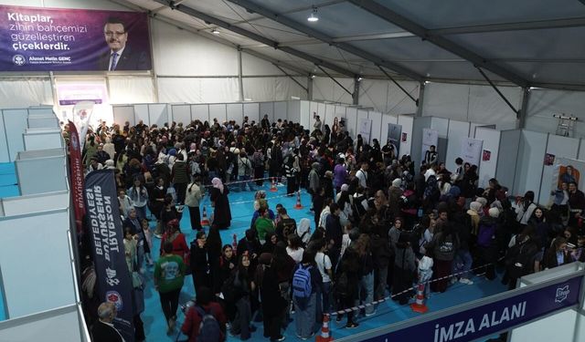 "TRABZON KİTAP GÜNLERİ’NDE CUMARTESİ İZDİHAMI"