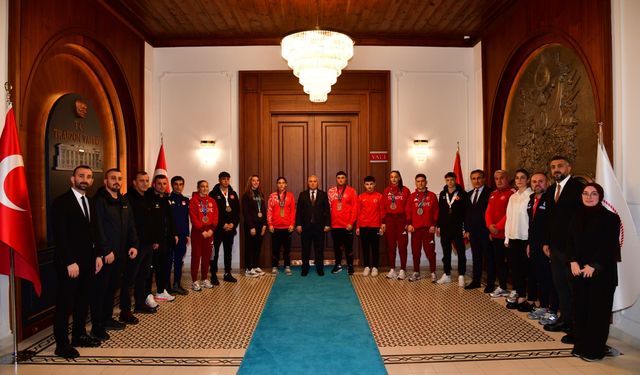 "VALİ AZİZ YILDIRIM, BAŞARILI SPORCULARI MAKAMINDA KABUL ETTİ"