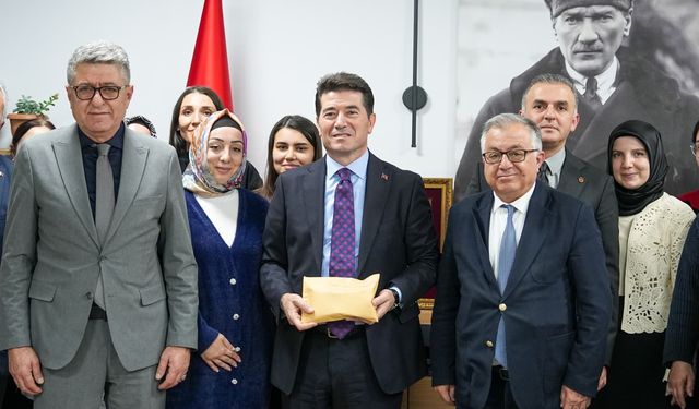 "BELEDİYE ÇALIŞANLARINDAN BURS KAMPANYASINA 61 BİN LİRA DESTEK"