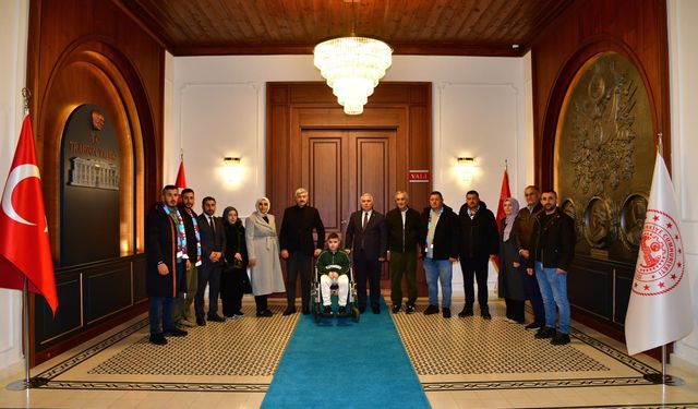 "VALİ AZİZ YILDIRIM, DMD HASTASI HARUN YAKUPOĞLU VE AİLESİNİ MİSAFİR ETTİ"