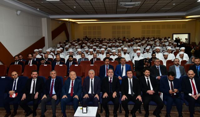 "VALİ AZİZ YILDIRIM, III. DÖNEM ADAY DİN GÖREVLİLERİ MEZUNİYET TÖRENİNE KATILDI"