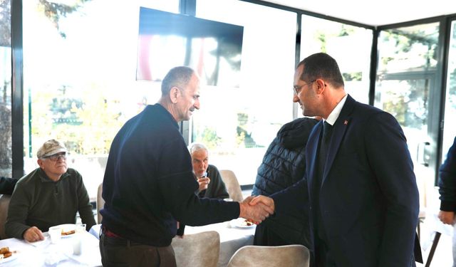 "BAŞKAN EKİM, HUZUREVİNDE BÜYÜKLERİMİZLE GÖNÜL GÖNÜLE"