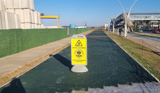 "BÜYÜKŞEHİR SAHİLDEKİ YÜRÜYÜŞ YOLUNU YENİLİYOR"