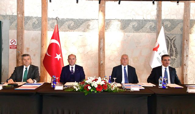 "VALİ AZİZ YILDIRIM BAŞKANLIĞINDA DÜZENSİZ GÖÇLE MÜCADELE TOPLANTISI YAPILDI"