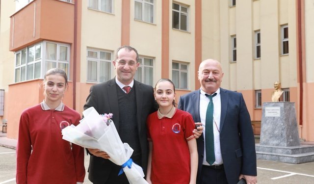 "BAŞKAN EKİM, HER HAFTA BİR OKULU ZİYARET EDİYOR"