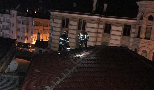 "İTFAİYENİN ZAMANINDA MÜDAHALESİ UZUNSOKAK'TA BÜYÜK BİR YANGINI ÖNLEDİ"