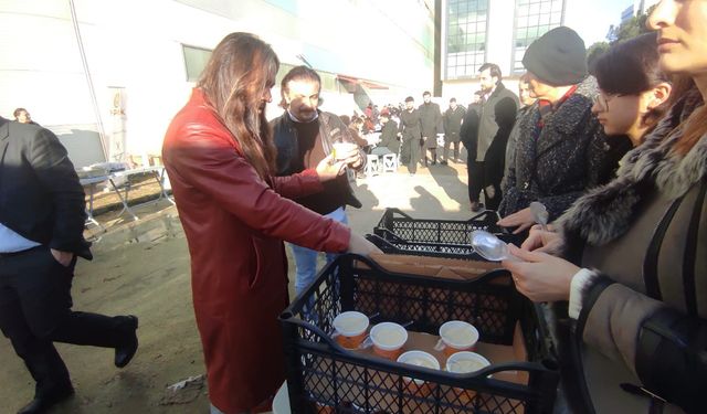 "HAMSİKÖY ESNAFINDAN “TAŞACAK BU DENİZ” DİZİSİ SETİNE SÜTLAÇ İKRAMI"