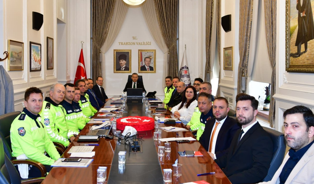 "VALİ ŞAHİN TRAFİK KOMİSYONU ÜYELERİYLE TOPLANTI YAPTI"
