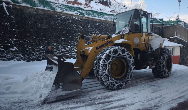 "BÜYÜKŞEHİR EKİPLERİ KARLA MÜCADELEYİ SÜRDÜRÜYOR"