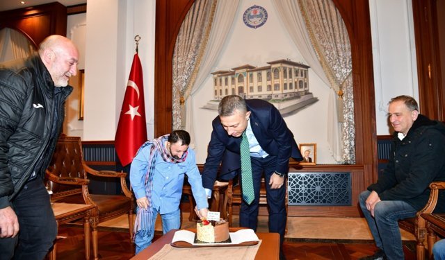 "VALİ ŞAHİN’DEN KÖKSAL BABA’YA ANLAMLI DOĞUM GÜNÜ SÜRPRİZİ"