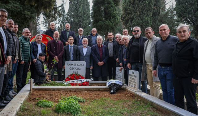 "AHMET SUAT ÖZYAZICI KABRİ BAŞINDA ANILDI"