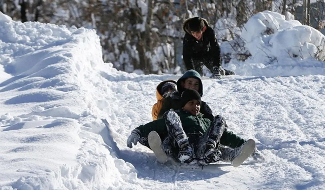 "YOĞUN KAR YAĞIŞI EĞİTİMİ DURDURDU: 8 İLDE OKULLAR TATİL"