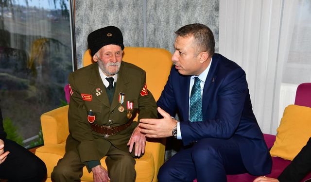 "VALİ ŞAHİN VE HANIMEFENDİDEN KORE GAZİSİ PİRAĞA UZUN’A ZİYARET"