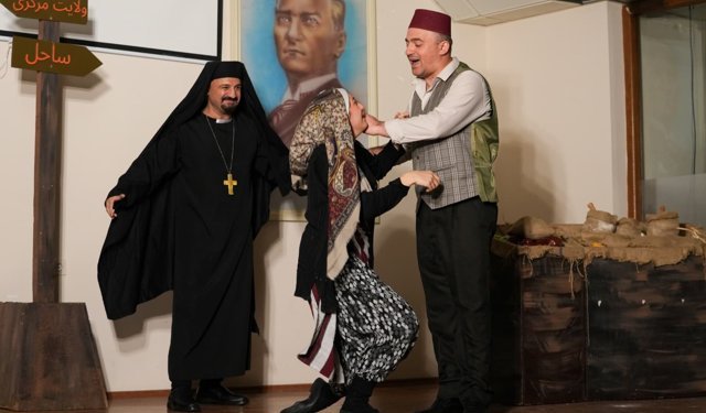 "İLÇELERDE TİYATRO ŞÖLENİ SÜRÜYOR"