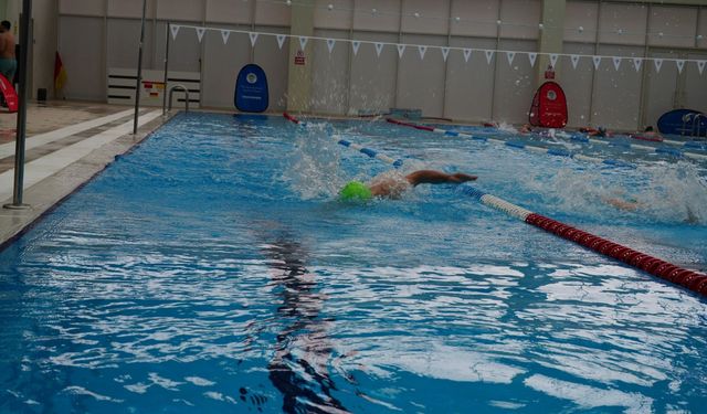 "AKÇAABAT’TA KURTULUŞ COŞKUSU HAVUZDA YAŞANDI"