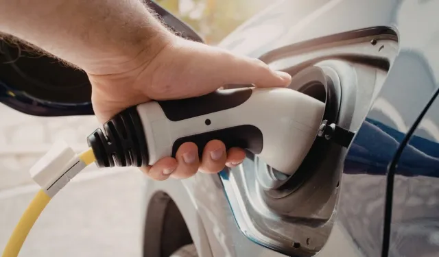 "ELEKTRİKLİ ARAÇ SATIŞLARINDA KÜRESEL DÜŞÜŞ SÜRÜYOR"