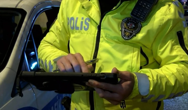 "İZMİR'DE POLİSTEN KAÇAN SÜRÜCÜYE 506 BİN LİRA PARA CEZASI"