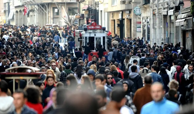 TÜİK AÇIKLADI "TÜRKİYE NÜFUSUNUN YÜZDE 49,98’İ KADIN"