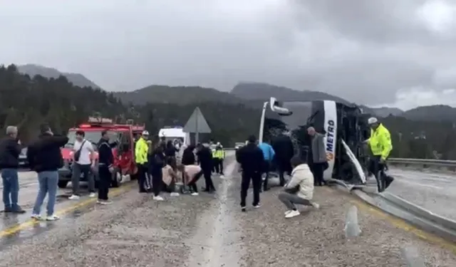 "KONYA’DA YOLCU OTOBÜSÜ DEVRİLDİ 14 KİŞİ YARALANDI"